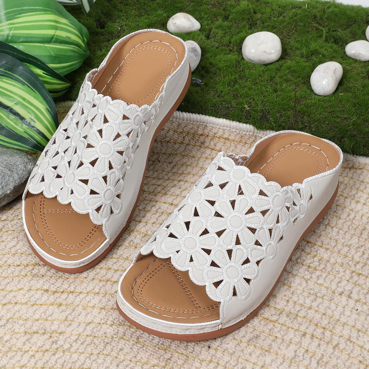 

Элегантные женские босоножки с цветочным принтом и удобным дизайном – стильные универсальные шлепанцы на танкетке с ажурным вырезом для повседневной носки и пляжного образа 43 серебряный