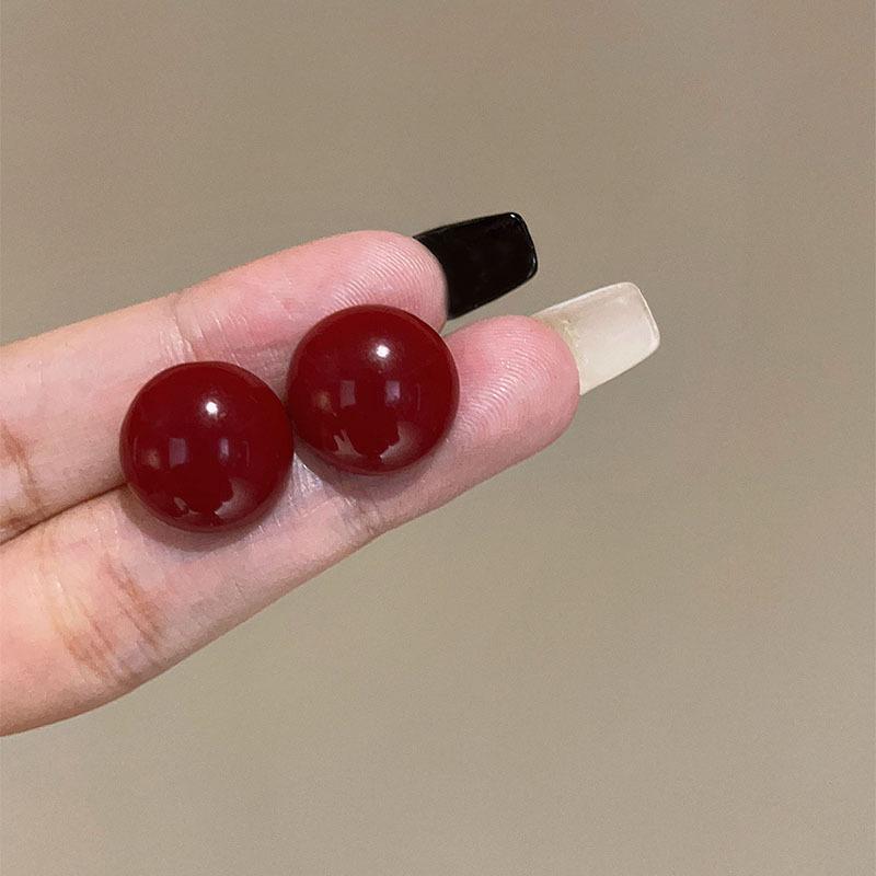 Elegant Pearl Stud Earrings: Simple, High-End Design for Autumn/Winter 2024