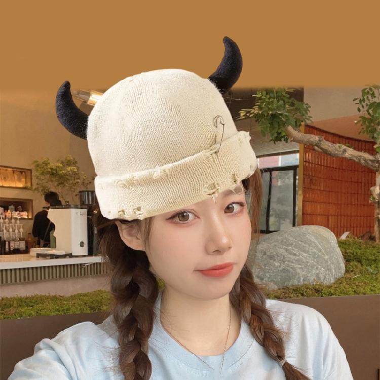 Traditional Fashion Warm Fruit Pom Hat Highlighting Troubled Weave Detailing And Metal Pin Intonation Insulated Cold Rainwear