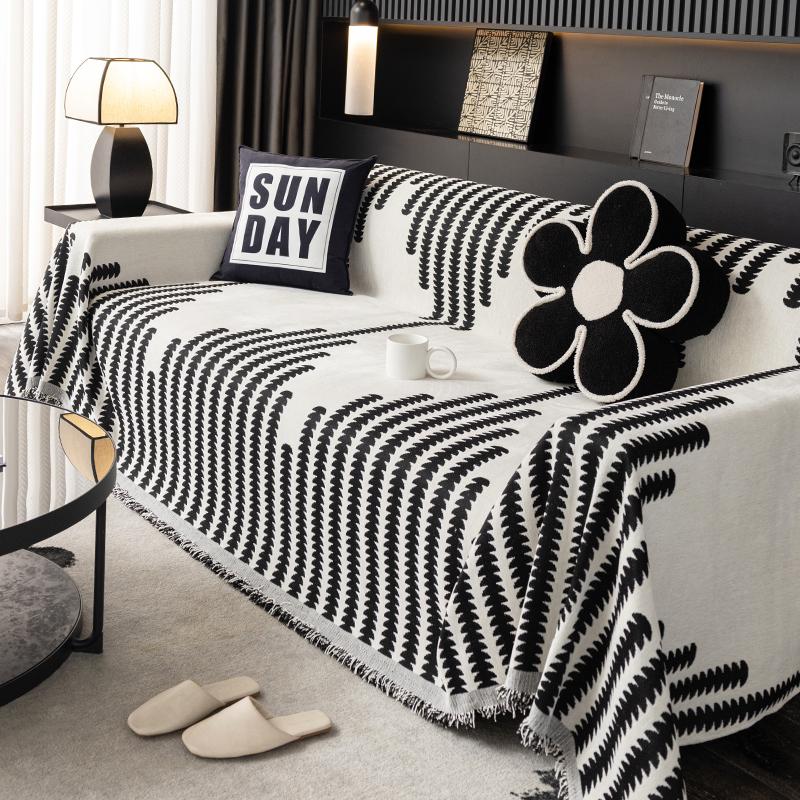 

Диванные полотенца универсальны и минималистичны в любое время года, а чехлы для пыли используются для украшения гостиной и кухни. 180x130