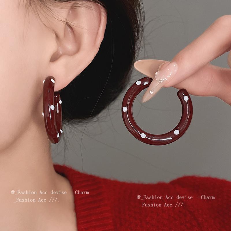 Geometric Drip Oil Polka Dot Steel Stud Earrings – Retro Hong Kong Style for Autumn/Winter Women's Fashion.