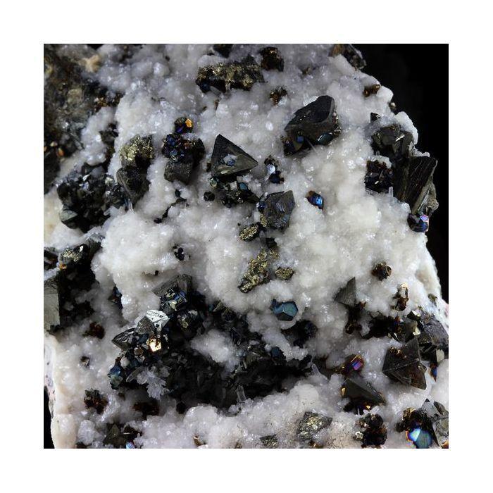 Pierres et Minéraux. Tetrahedrite + Dolomite. 2041.5 ct. Cavnic Mine, Maramure, Roumanie.