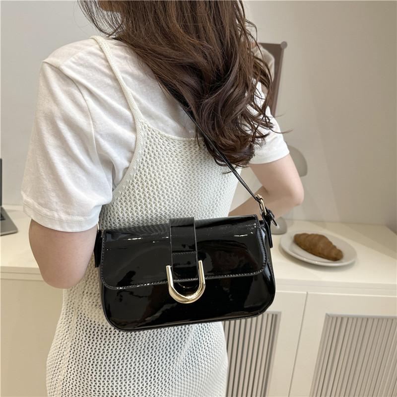 2025 New Shoulder Messenger Bag Trendy Foreign Feeling Bag Women's Retro Red Horseshoe Buckle Fashion Underarm Bag