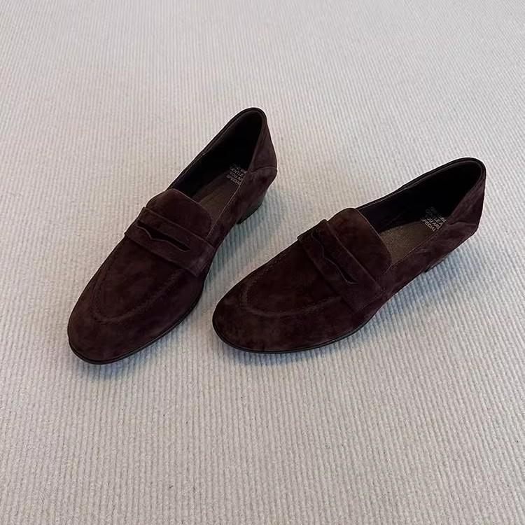 

Ретро Взуття - Універсальні Лофери для Жінок, на Товстих Підборах та з Округлими Носками. 40 коричневий