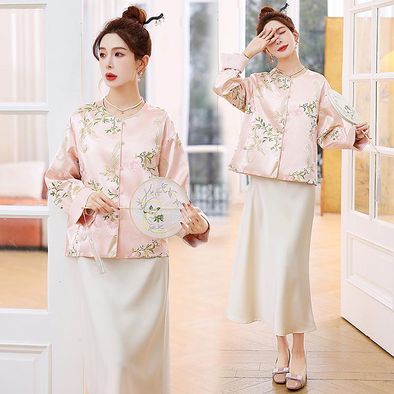 

Женская куртка 2025 года, весна, в стиле ретро, с цветными блоками и вышивкой в виде лягушачьих пуговиц (YW8991) L (110-120 jin) розовый