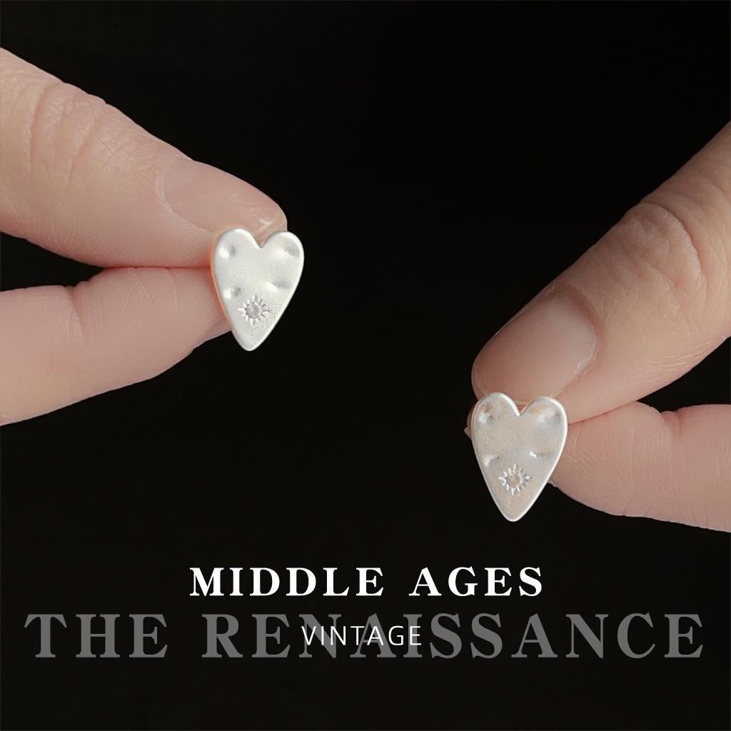 

Light medieval dumb silver love stud earrings, retro literary texture, niche star earrings, light luxury earrings.