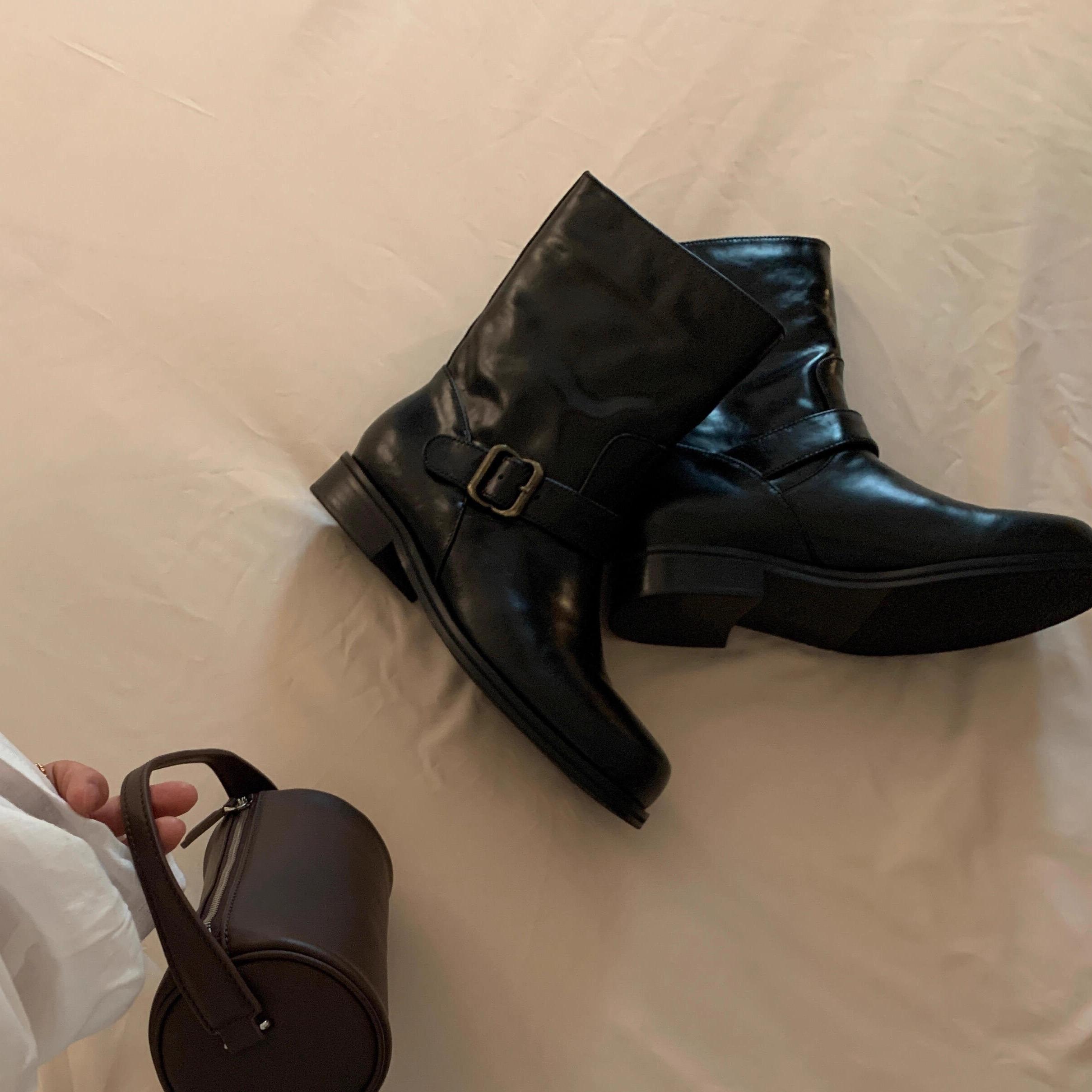 

Ретро западные ковбойские сапоги женские 2025 новые корейская версия универсальные толстый каблук пряжка ремня короткие сапоги круглый носок рукав рыцарские сапоги 40 чёрный