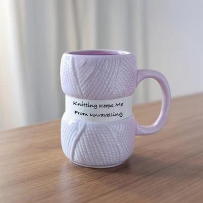 Taza de cerámica con diseño de ovillo de lana tejido con eslogan divertido.