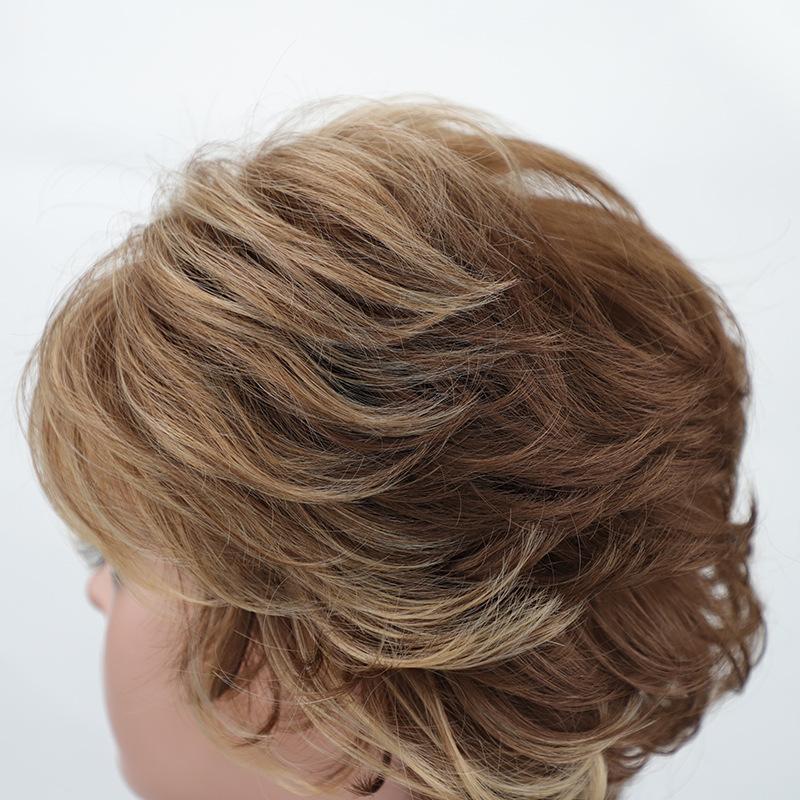 Γυναικείες συνθετικές περούκες μεικτές καφέ ξανθές περούκες με κοντό στρώμα Σγουρή περούκα με κτυπήματα για γυναίκες Καθημερινή στολή για πάρτι Ανθεκτική στη θερμότητα Ίνα