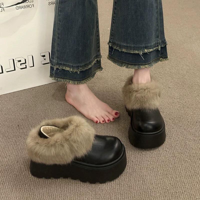 Thick-soled Velvet Warm Woman, Wearing Fluffy Cotton Shoes In Winter and Leather Snow Boots On One Foot