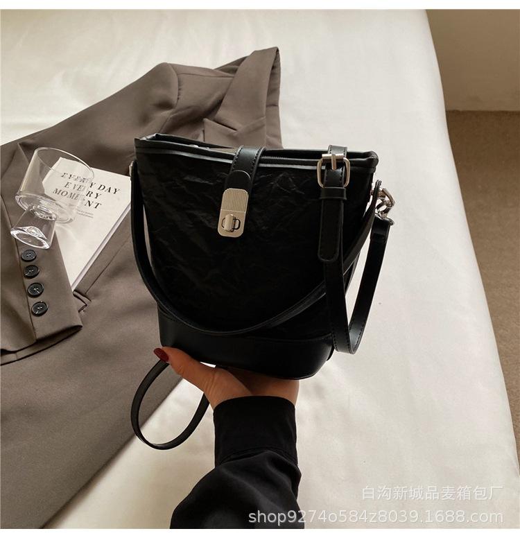 Small bag 2025 new messenger bag simple trend shoulder bag fashionable texture portable bucket bag women's bag
