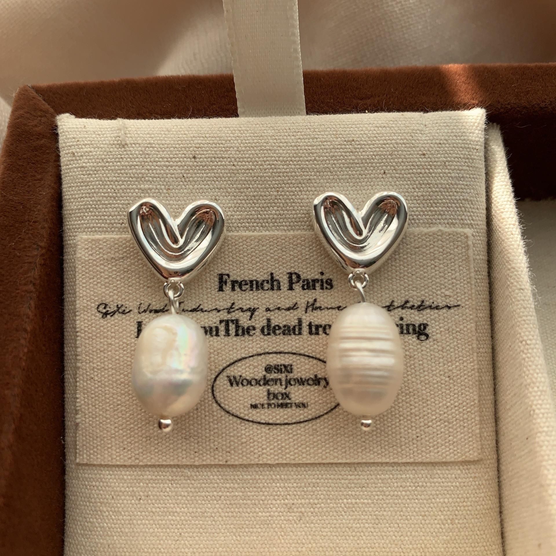 Sweet and cool heart-shaped baroque pearl stud earrings, soft and elegant, exquisite and simple, niche fashion sense, daily stud earrings