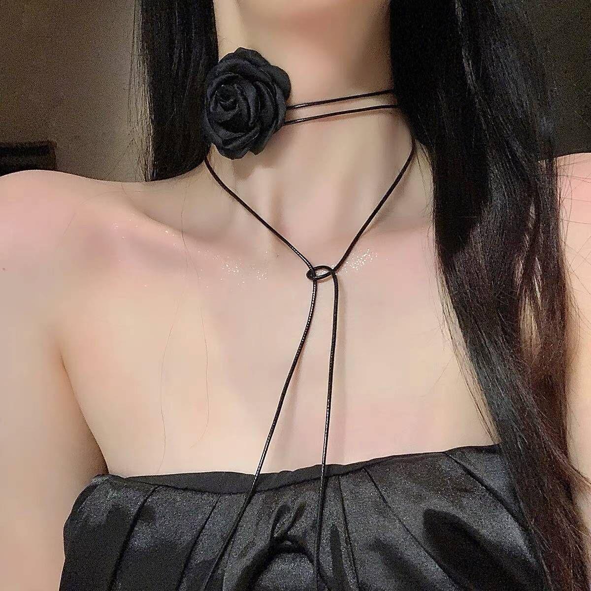 

Женское колье-чокер «Камелия и черная роза» - Элегантный аксессуар для шеи с цветочным орнаментом и цепочкой для ключицы. чёрный