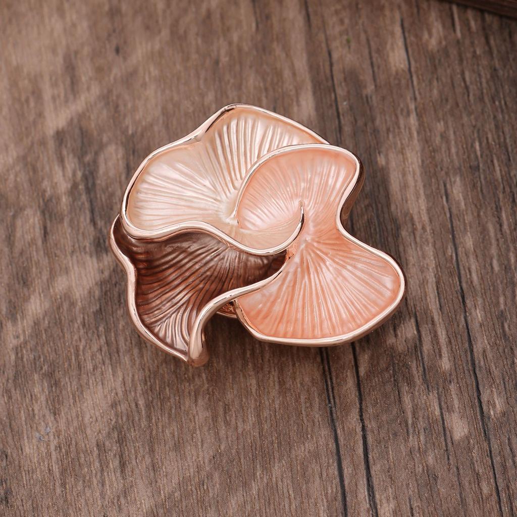New Enamel Geometric Petal Coated Magnetic Brooch, Fashionable and Advanced Women's Multi-functional Brooch