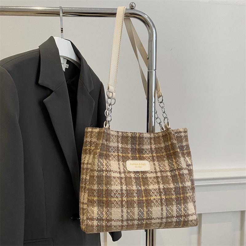 Autumn and winter large-capacity plaid bag women's tote bag versatile commuter shoulder bag woolen 2025 autumn and winter new women's bag
