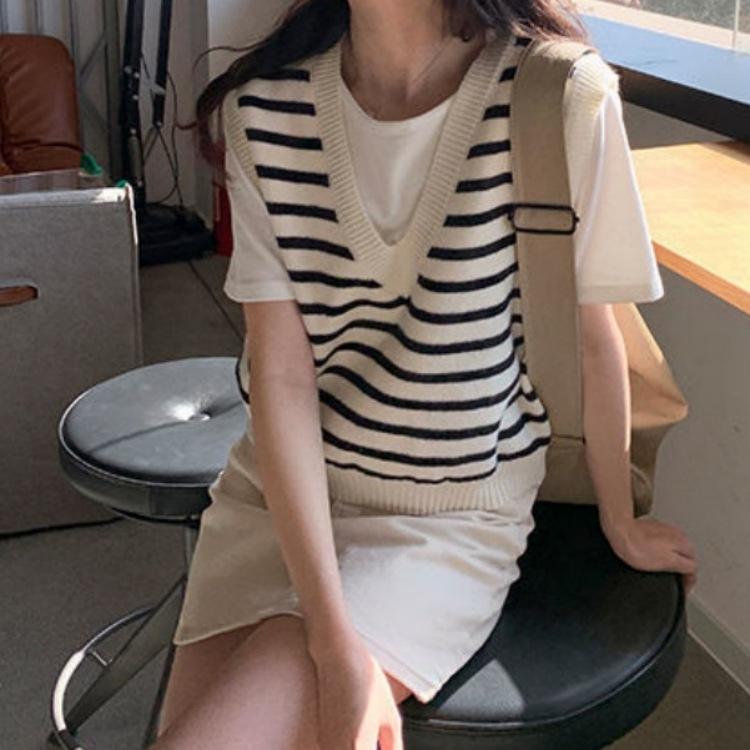 Spring and Autumn Gentle Lazy Wind V-neck Striped Knitted Vest for Women Loose and Versatile Sweater Vest for External Use