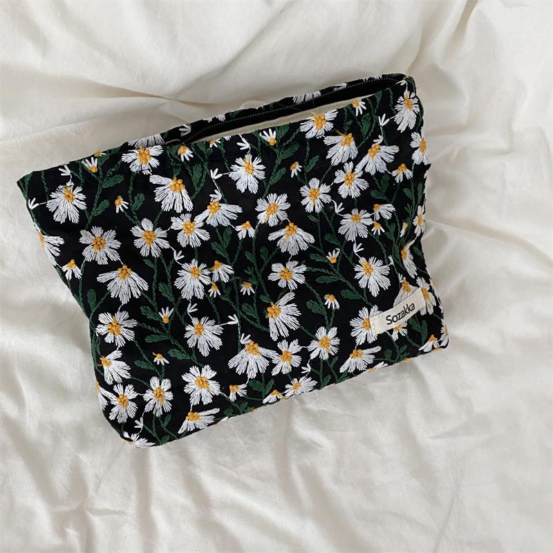 Embroidered Daisy Cosmetic Bag: Simple, Portable, Literary Style with Large Capacity for Storage