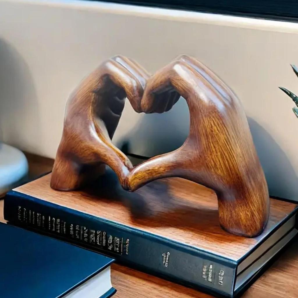 Heart-Shaped Resin Mother's Day Statue: Creative Desktop Ornament for a Luxurious Touch