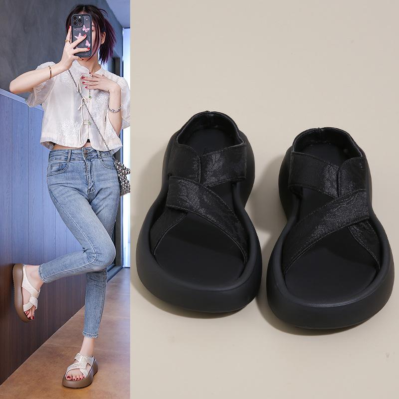 Cool slippers women's summer wear 2025 new thick-soled beach sandals fashion pregnant women's high sense one-word drag