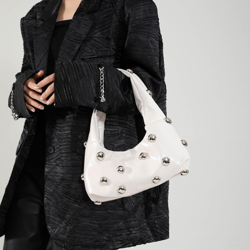 2025 New Women's Bag Korean Version Fashion Rivet Personality Fashion Niche Shoulder Bag Ins Internet Celebrity Crossbody Armpit Bag