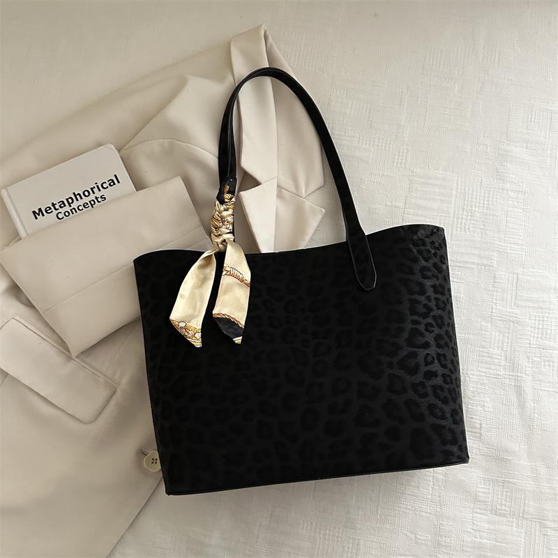 

Casual commuter tote portable shoulder bag women s simple new retro suede large capacity leopard print