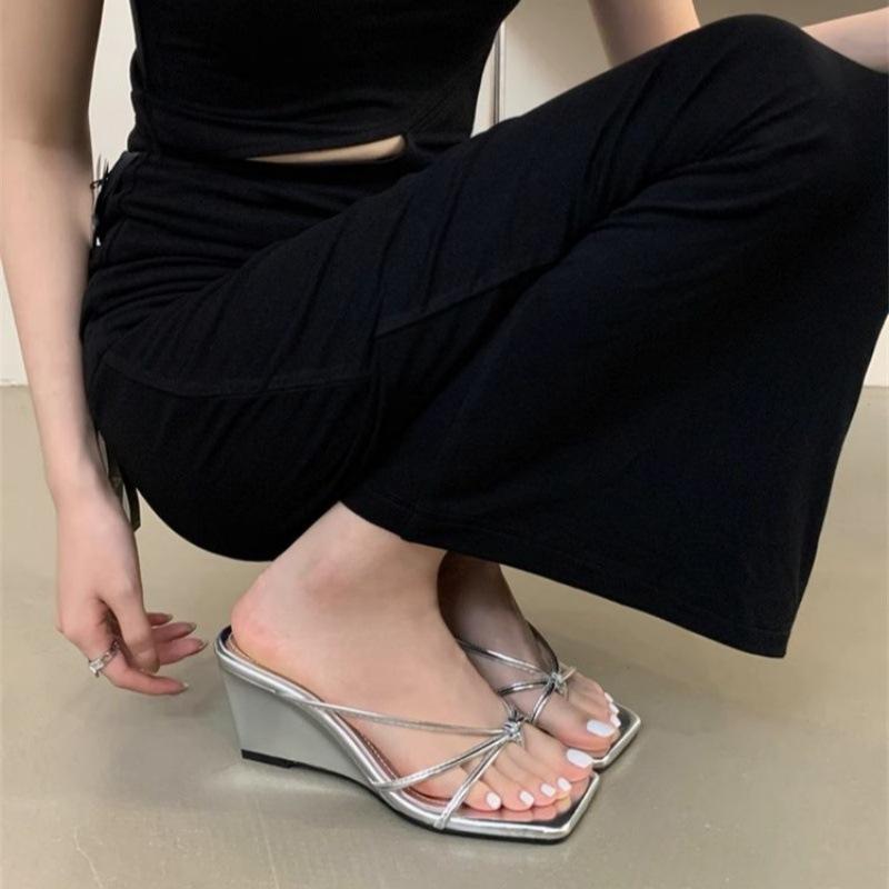 

Retro wedged slippers with thin straps for women s summer wear 2025 new models with skirts, beautiful leopard print cool slippers 42 серебряный