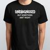 Camiseta Undiagnosed But Something Ain't Right S M L XL XXL 3 4 XL Negro Blanco