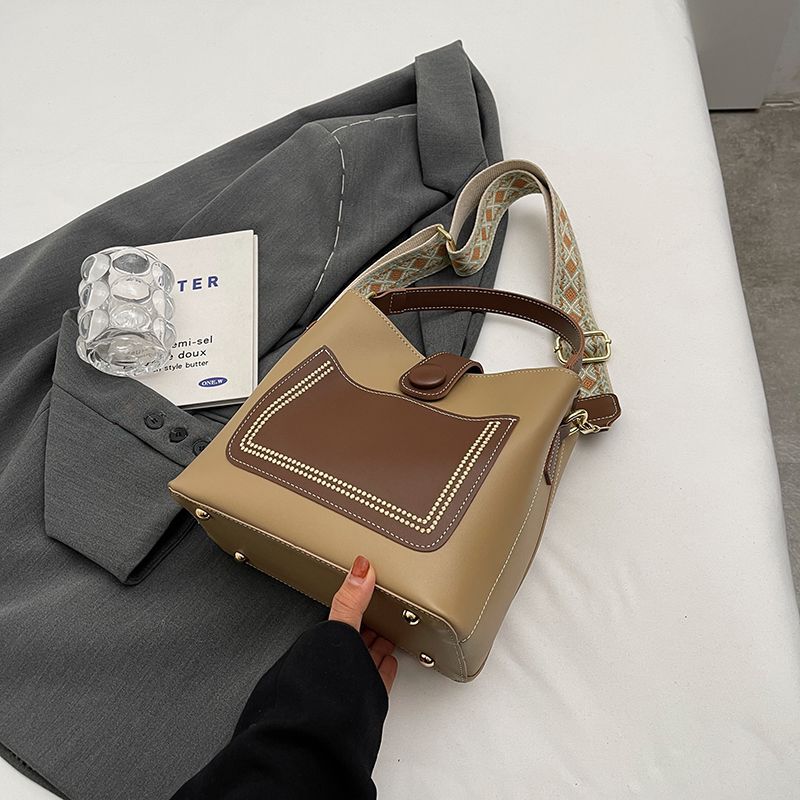 Customer order popular bag women 2025 new high-end versatile wide shoulder strap messenger bag commuter portable bucket bag