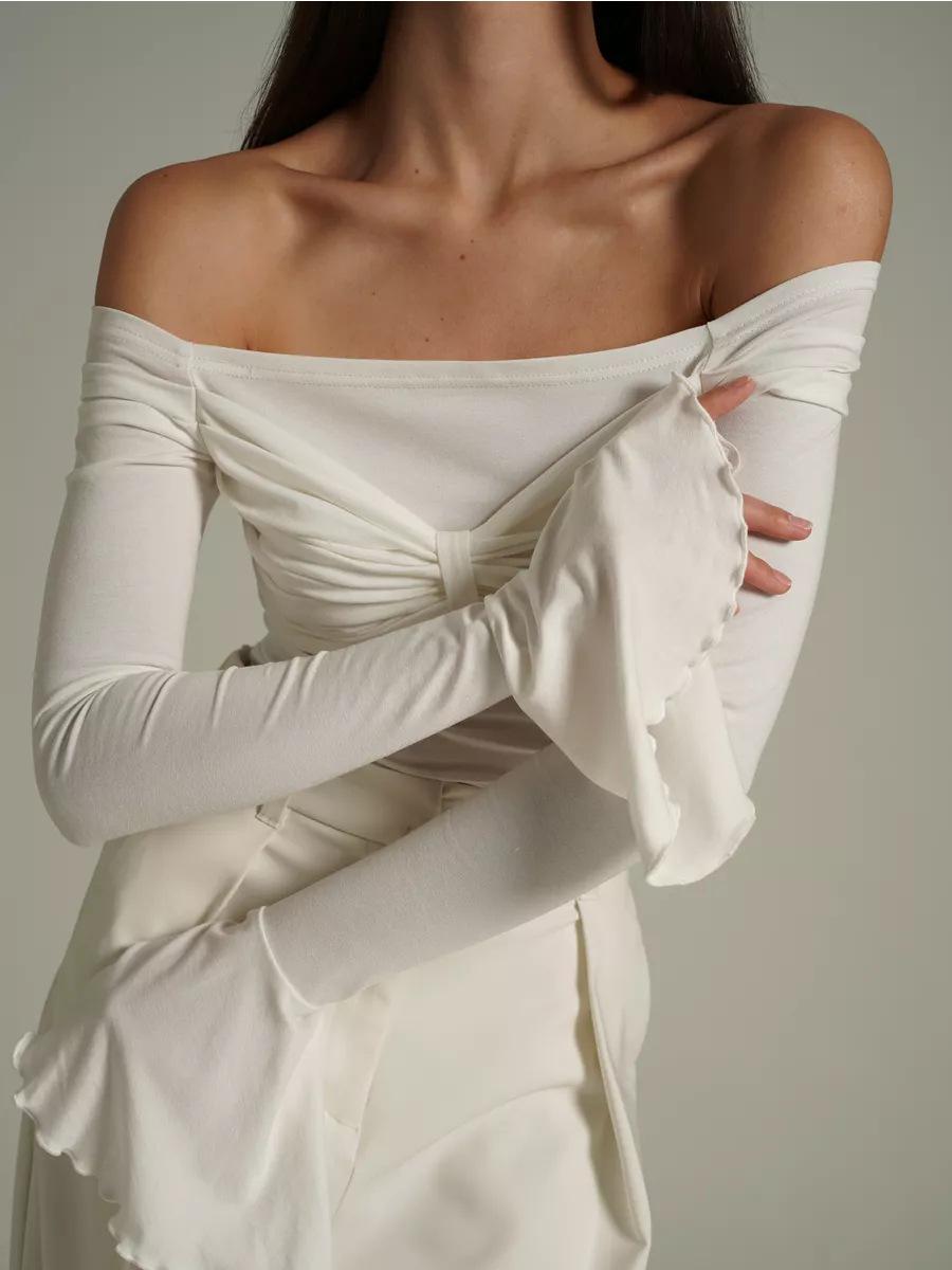 

Весенне-летний женский топ с открытыми плечами, оборками и эффектом похудения - стиль инфлюенсера S белый