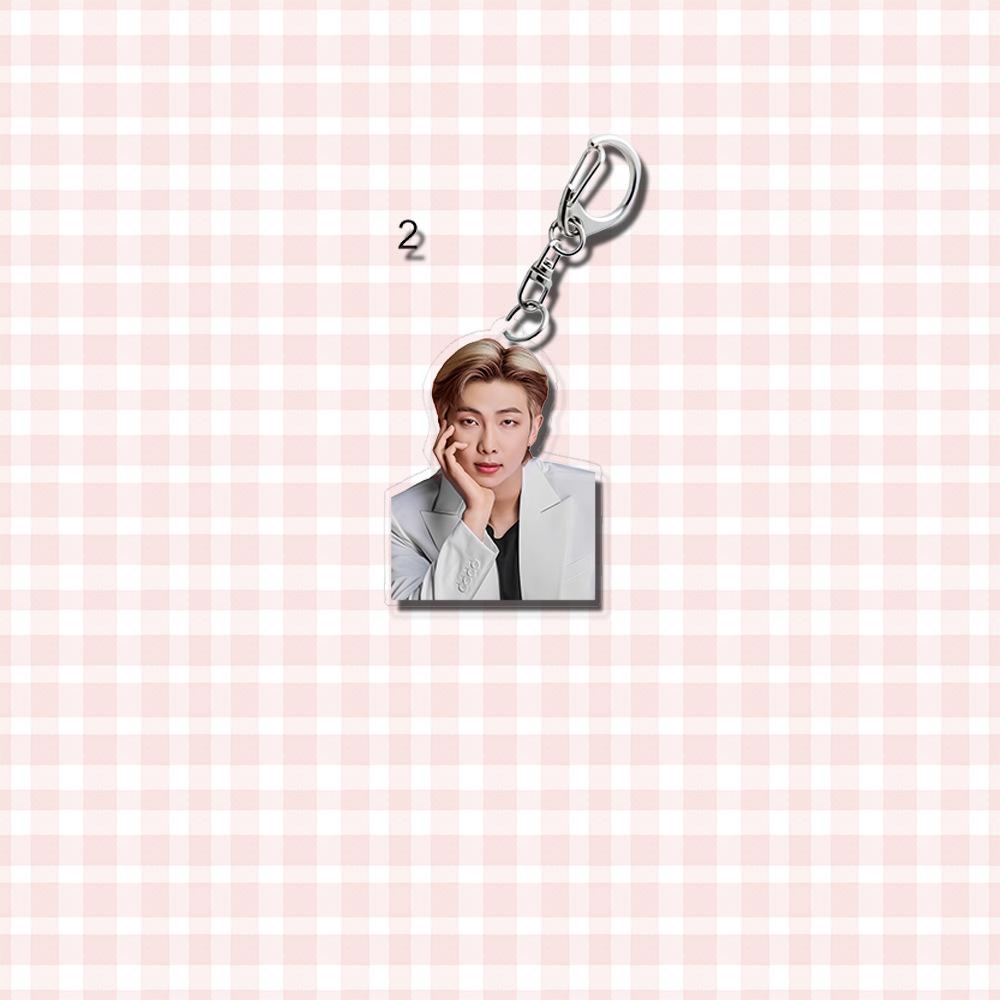 7pz Portachiavi a Tema Tuta Bianca BTS, Ciondoli a Tema Membro, Charms di Supporto Merchandising Celebrità, Charms per Zaino per Fan.