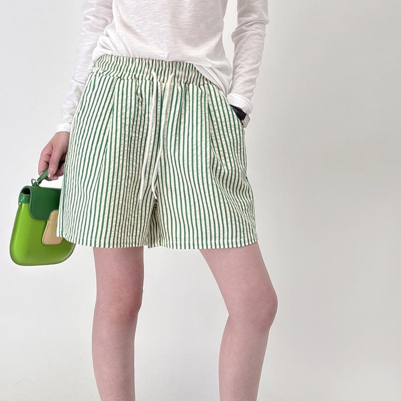 

Новые женские шорты с высокой талией, свободного кроя, с вертикальными черно-белыми полосками для неспешной прогулки, которые визуально стройнят на пять пунктов. L светло-зеленый
