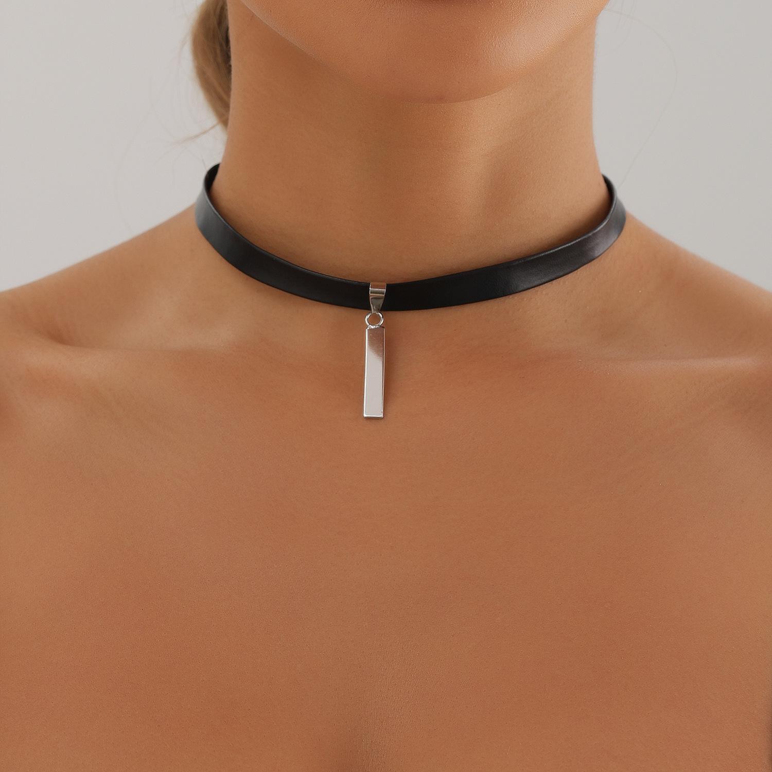 

Internet celebrity design black leather rope clavicle chain, temperament simple geometric pendant collar collar