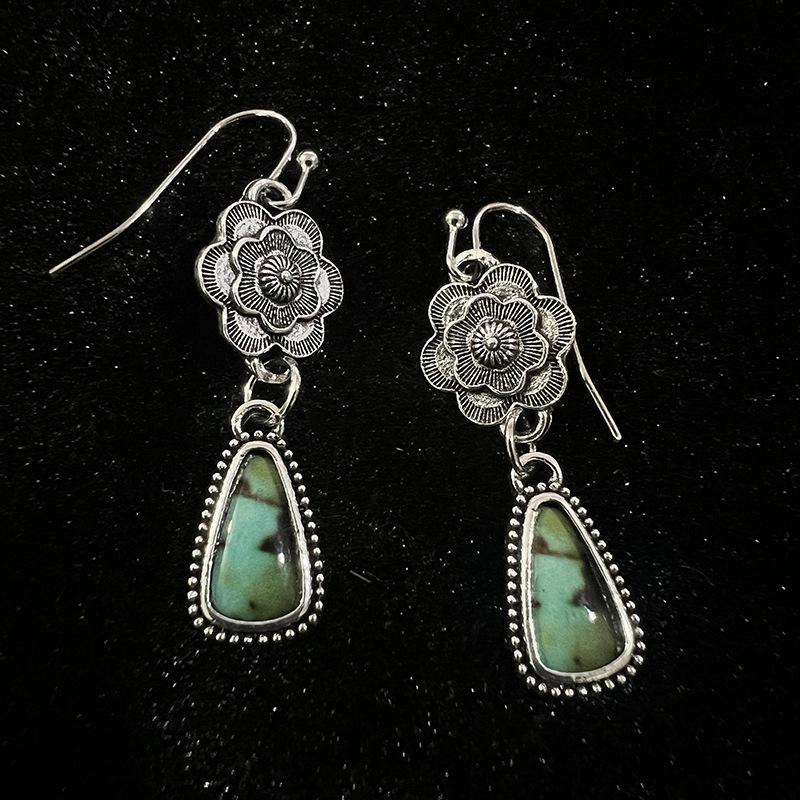 

Bohemian Turquoise Flower Earrings - Green Pendant Jewelry, Retro Style Accessories For Women, Showcasing Feminine Charm & Elegance