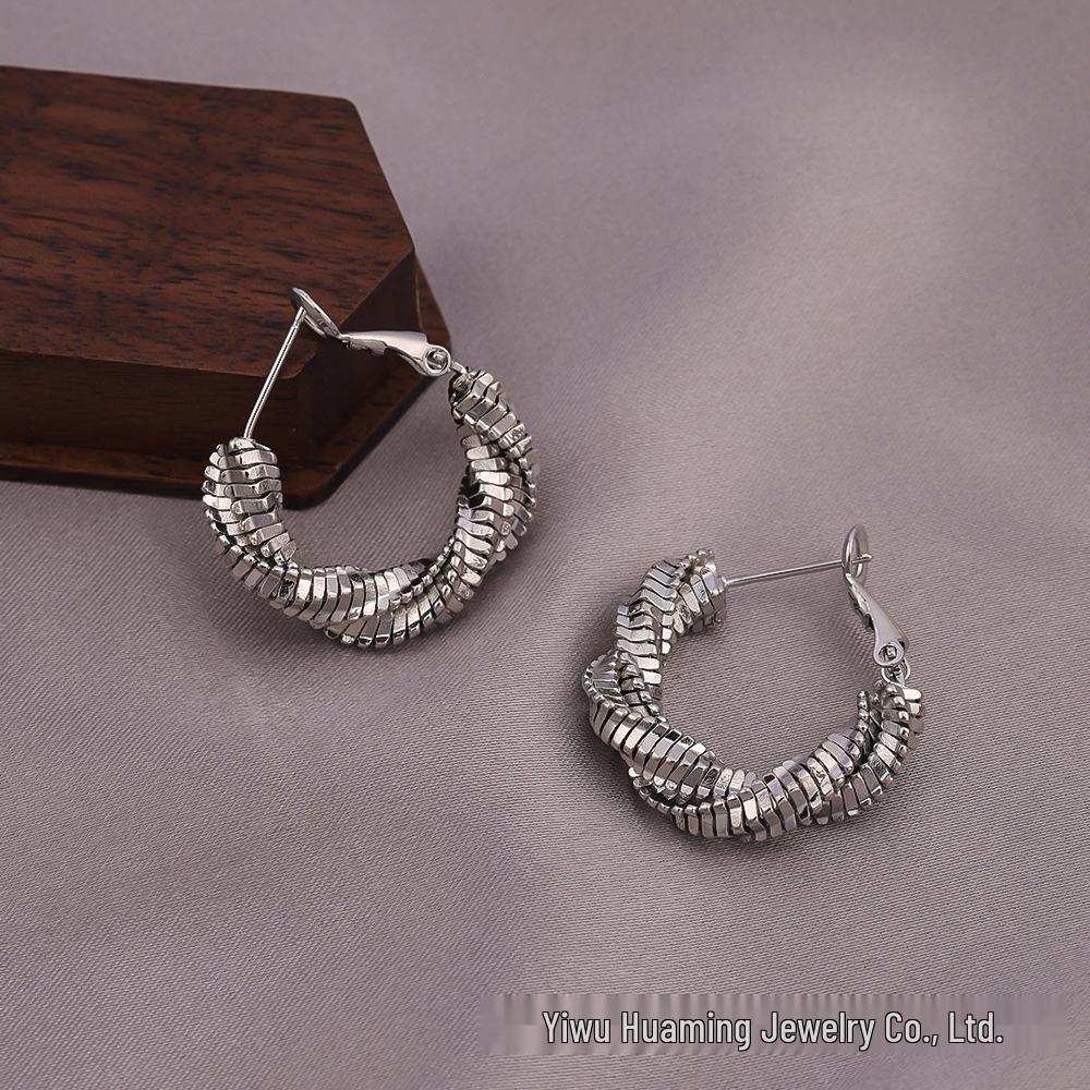 Exaggerated Gold C-Shaped Earrings: European & American Style Niche Design with Heavy Industry Influence