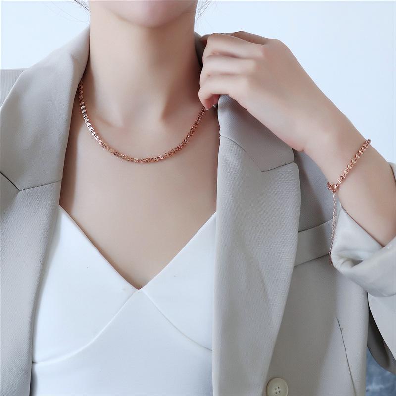 Japanisch-Koreanischer Stil Fächerförmige Phönixschwanz Halskette, Einfache Rauten Schlüsselbein Kette für Frauen, Titanstahl Pfirsichherz Schmuckstück.