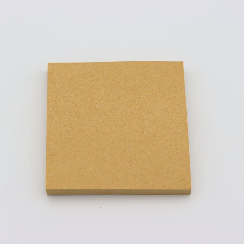 Einfaches, kreatives, leeres, horizontales Haftnotizbuch mit Nachrichtennotizen für Schüler und Haftnotizen mit Raster