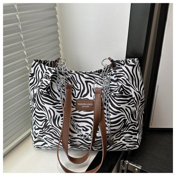 Casual Butterfly Print Women Shoulder Bags Large Capacity Ladies Chain Handbags Leopard Print Commuter Female Underarm Tote Bag