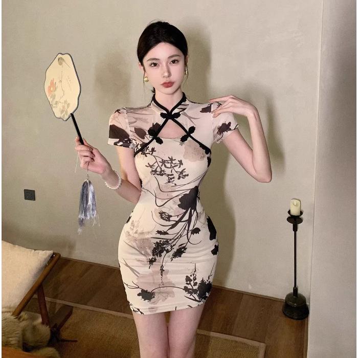 

Молодежное платье-чеонгсам с ретро-принтом - летний стиль, утягивающий талию S