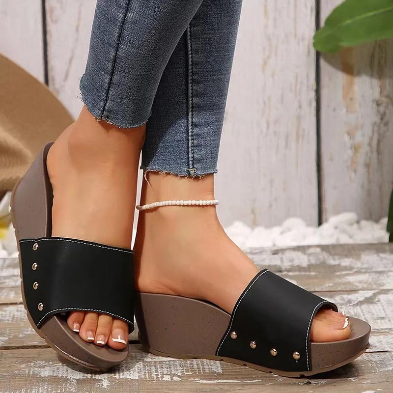 Fashion Fashion Rivet Decor Wedge Slippers Woman White PU Leather Platform Sandals for Women 2025 Summer Thick Bottom Slides Beach Shoes