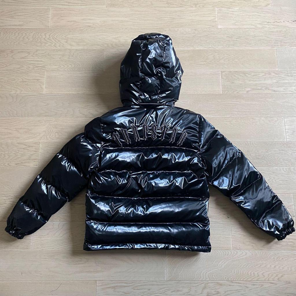 Trapstar Schwarze, glänzende Baumwolljacke mit abnehmbarer Kapuze – Vielseitige Oberbekleidung im amerikanischen Retro-Stil