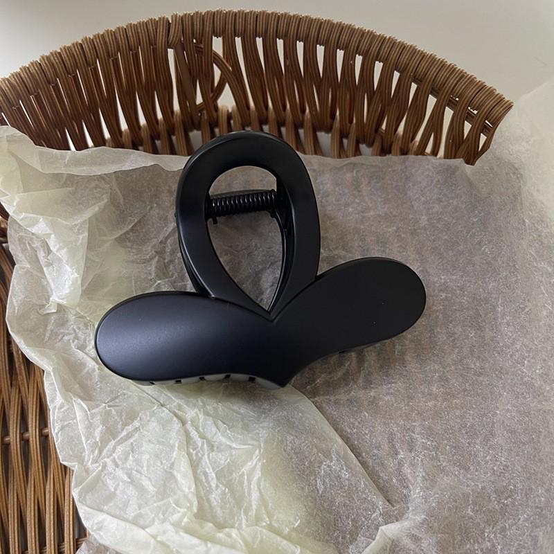 Elegant 2024 Heart Claw Clip for Women – New High-End Autumn/Winter Hair Accessory