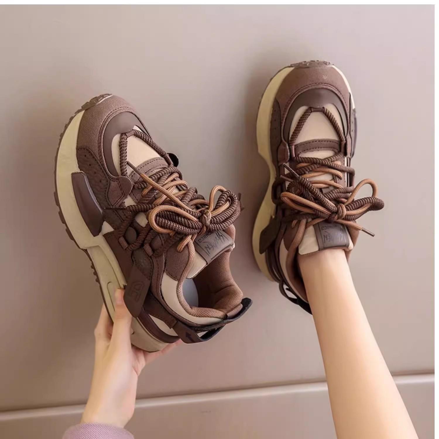 

Популярные ультралегкие кроссовки для пап 2025 новые весенне-осенние модели маленькие универсальные увеличивающие рост повседневные плоские и легкие спортивные туфли 40 коричневый