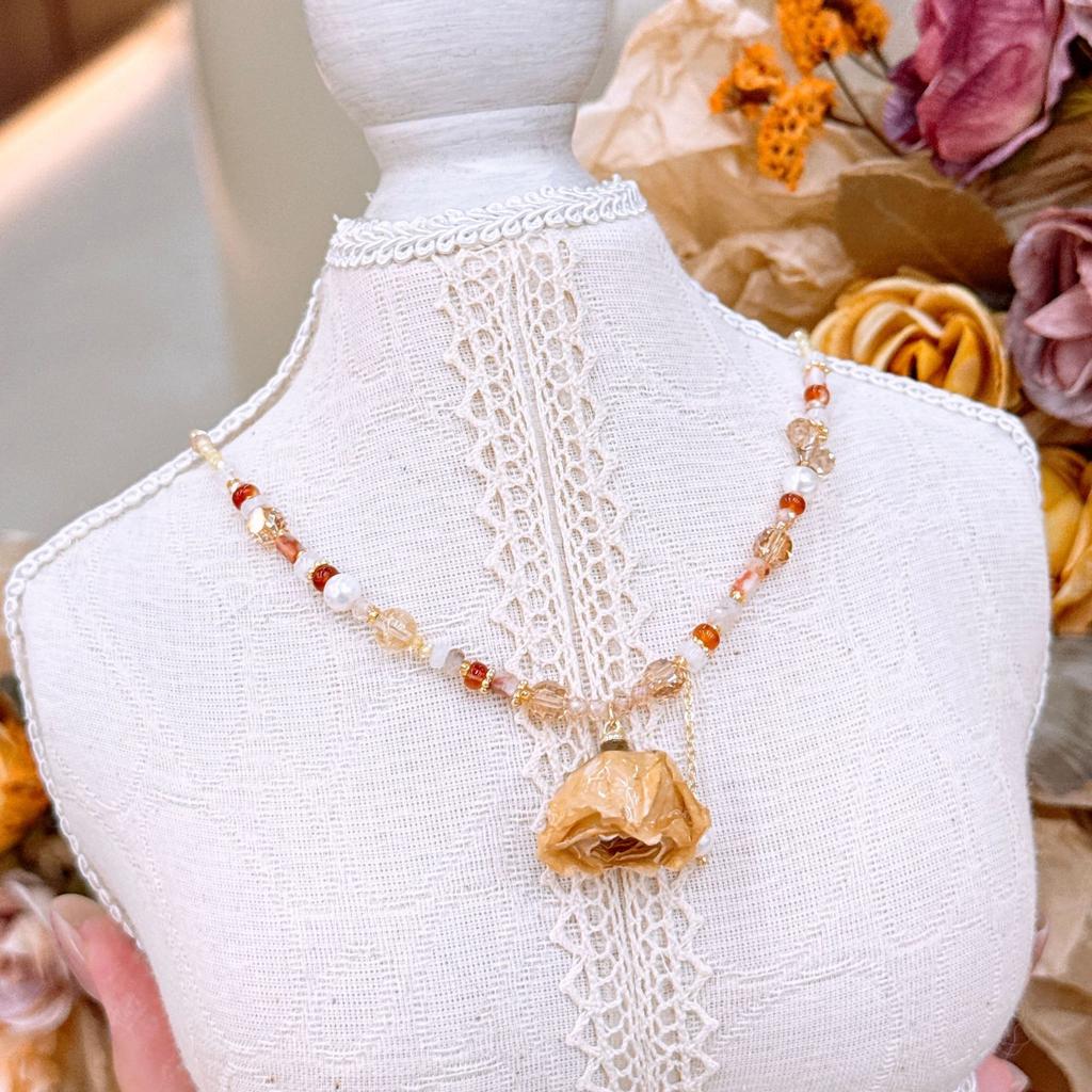 2026New style of dried rose flower and natural stone bead necklace, a unique and niche design French-style, gentle, and luxurious clavicle necklace