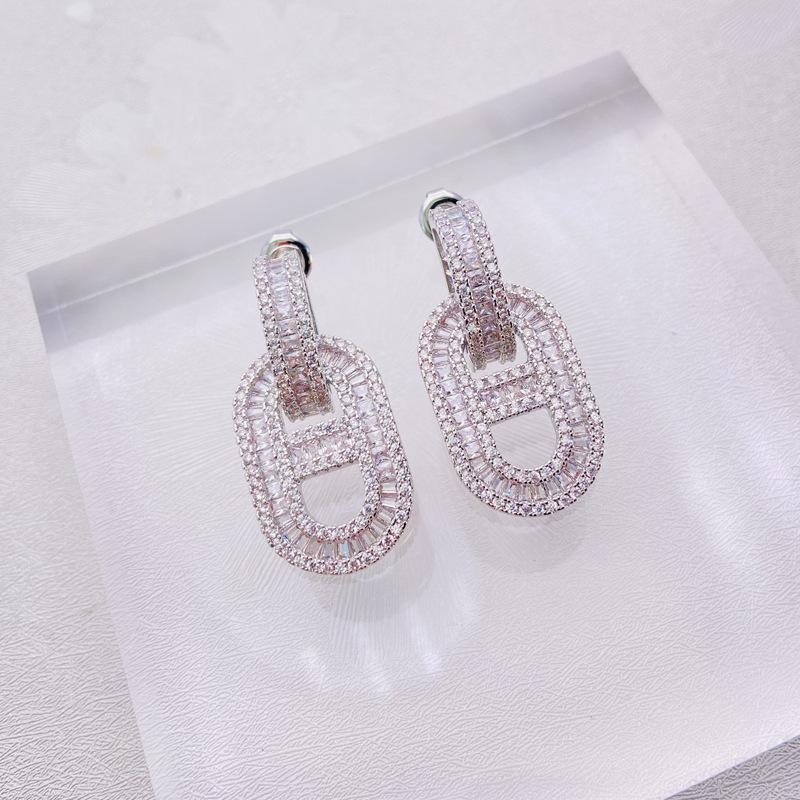 

Серьги в виде свиного носа с бриллиантами на Новый год женские серьги 2025 года новые модные серьги из серебра 925 пробы с игольчатыми преувеличенными серьгами-гвоздиками женские серьги