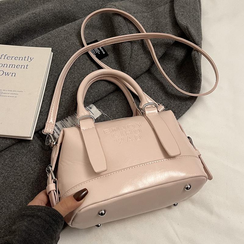 New product wholesale Korean fashion super fire high-end soft leather portable pillow bag versatile commuter casual messenger women's bag