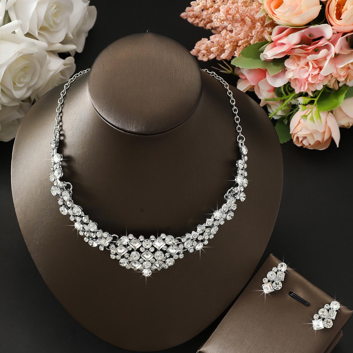 

European and American Exaggerated Fashion Jewelry Retro Alloy Diamond-encrusted Multi-color Flower Bridal Necklace Earrings Set Dress Accessories 2026 45CM