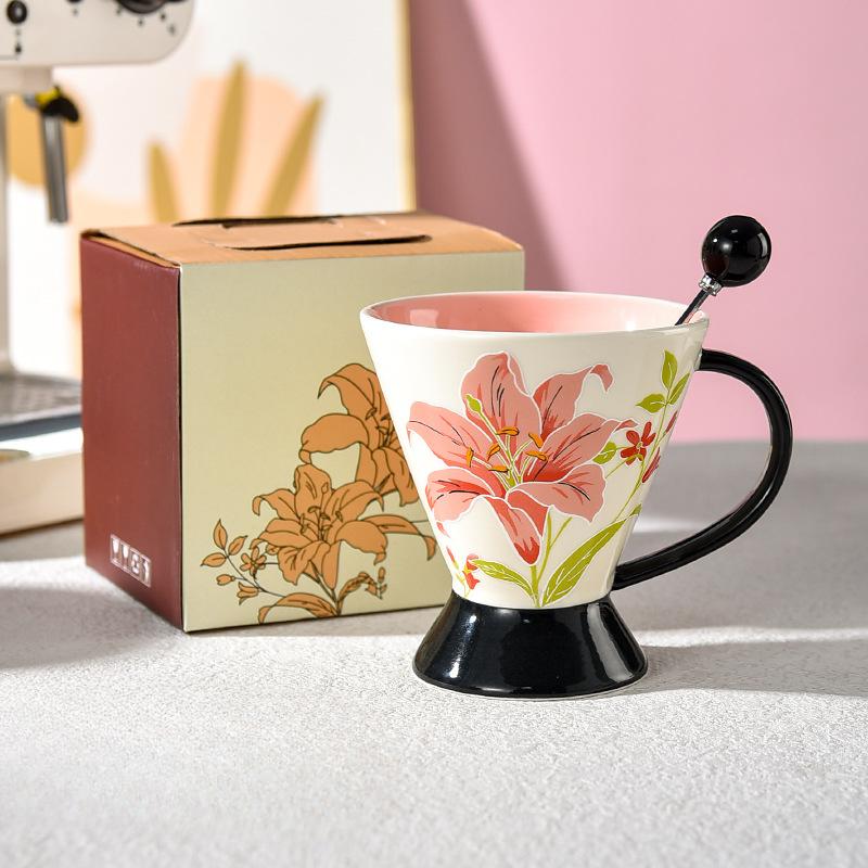 

Красивая чашка для кофе с тиснением и ложкой, высококлассная изысканная кружка с цветочным дизайном, керамическая, нишевая, с ретро-особенностями. 320ml