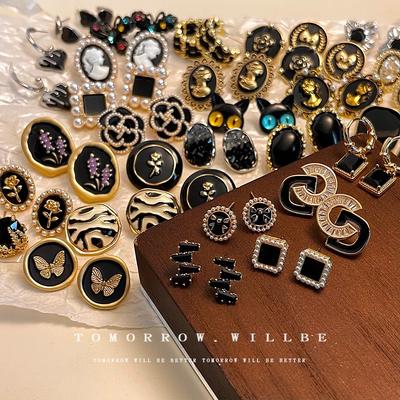 Orecchini a perno vintage in smalto nero e perla: Elegante design di ispirazione medievale per donne