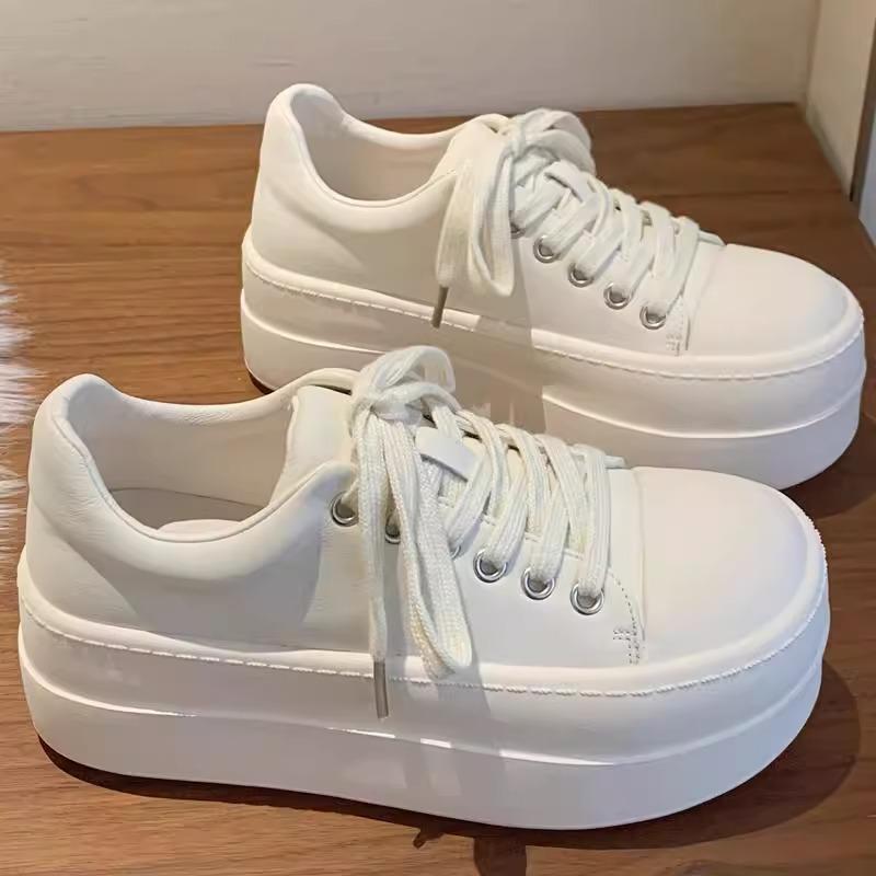 High-value platform white shoes 2025 new fashion commuting retro versatile light casual sports shoes