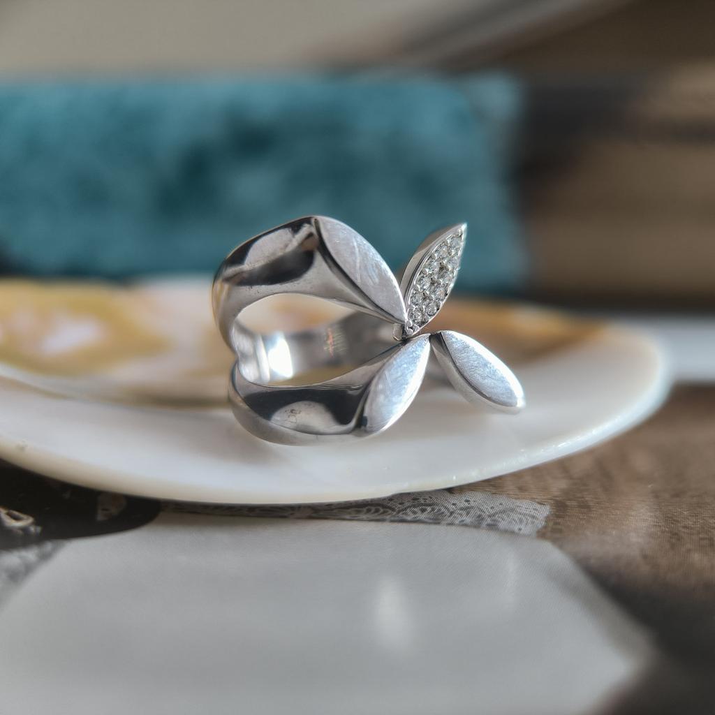 Серебряное кольцо с фианитами, вес изделия 3,86 гр (2197065)
